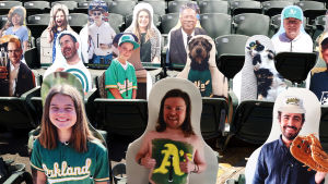 Baseballklubben Oakland Athletics har fyllt läktaren på sin hemmaarena i Oakland, Kalifornien med foton på sina anhängare. De tränar utan publik nu inför säsongsöppningen. Bilden är tagen på torsdagen 16.7. Baseballklubben Oakland Athletics har fyllt läktaren på sin hemmaarena i Oakland, Kalifornien med foton på sina anhängare. De tränar utan publik nu inför säsongsöppningen. Bilden är tagen på torsdagen 16.7.