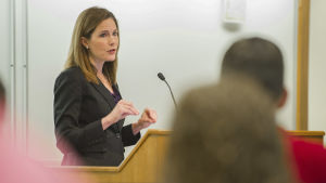 48-åriga Amy Coney Barrett skulle bli den yngsta medlemmen i USA:s högsta domstol. Amy Coney Barrett står vid ett podium och talar inför en publik.