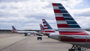 Världens tredje största flygbolag American Airlines måste hålla allt fler flygplan på marken på grund av coronapandemin. Världens tredje största flygbolag American Airlines måste hålla allt fler flygplan på marken på grund av coronapandemin.