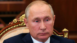 President Putin har tappat speciellt många unga anhängare En porträttbild av Vladimir Putin sittandes i en vacker stol.