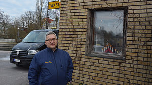 Per-Erik Arola säger att det måste vara lönsamt att köra taxi. Äldre man vid taxistationen i Pargas.