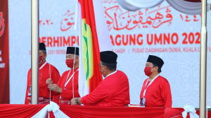 Det största politiska partiet Umnos ledare Ahmad Zahid bin Hamidi hissade upp partiets flagga då Umno inledde sin årliga kongress i mars. Det största politiska partiet UMNOs ledare Ahmad Zahid bin Hamidi hissade upp partiets flagga då UMNO inledde sin årliga kongress i mars.