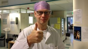 Alla som deltar i raketskjutandet ska bära skyddsglasögon, säger Tero Kivelä. Professor Tero Kivelä vid ögonkliniken i Helsingfors.