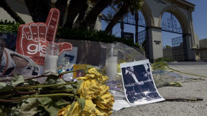 Blommor och andra föremål som placerats utanför filmbolaget Paramount Pictures i Los Angeles till minne av skådespelaren Cory Monteith som dog av en överdos. Blommor och andra föremål som placerats utanför filmbolaget Paramount Pictures i Los Angeles till minne av skådespelaren Cory Monteith som dog av en överdos.