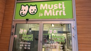 Butikschefen vid Musti ja Mirri hoppas på en matbutik på området. Musti ja Mirri i Borgå.