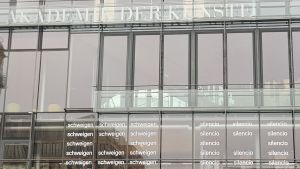 Eugen Gomringers dikt silencio på fasaden till Akademie der Künste i Berlin