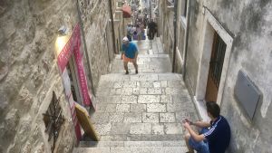 Trapporna ner från Bužaporten mot Gamla stadens huvudgata Stradun. Trapporna ner mot Dubrovniks Gamla stads huvudgata Stradun