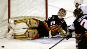 Dominik Hasek hade en speciell räddningsstil. Dominik Hasek räddar ett skott.