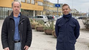 Tomas Eklund och John Forsman vill fortsätta hålla en nära kontakt till företagarna i staden, så att också de som är missnöjda med företagsklimatet blir hörda. Två män framför stadshuset i Pargas.