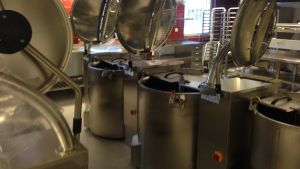 Raseborgs stad borde investera i de största maskinerna i köket om köksfunktionerna utlokaliserades, anser matproducenter. Grytor som kan rengöra sig själva.