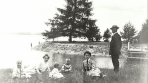 1900-luvun alkua, perhe huviretkellä kanavan suulla. 