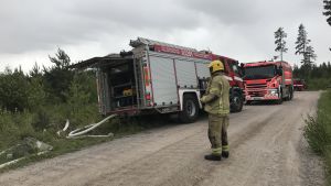 Släckningsarbetet fortsätter under eftermiddagen. Markbrand släcks i Norra Paipis i Sibbo.