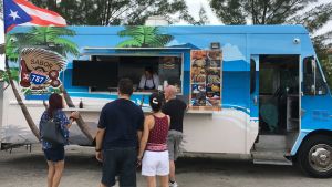Puertoricanska läckerheter säljs på folkfesten puerto ricansk valtillställninga