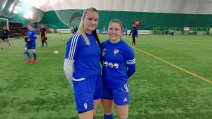 Nellie Peltonen och Ida Antus har spelat fotboll nästan hela sitt liv. Fotbollsspelarna Nellie Peltonen och Ida Antus i Fenniahallen.