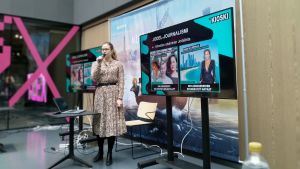 Yle Kioskin toimittaja Marleena Lammikko puhuu Ylen sisäisessä somedemossa Kioskin Jodel-journalismista
