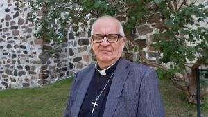 Harry Sanfrid Backström tycker inte att prästval är en könsfråga. Harry Backström, kyrkoherde i Väståbolands svenska församling, framför Pargas kyrka.