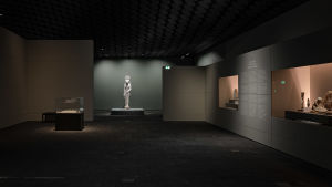 På utställningen finns en staty av lejongudinnan Sekhmet. Sekhmet ansågs vara en krigsgud och beskyddaren av faraonerna. Staty av lejongudinnan Sekhmet på Amos Rex utställning Egyptens prakt.