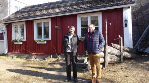 Mats Bäckman, handledare för Betesdas sysselsättningscenter, och ledande pastor Fredrik Martin framför Margits stuga, som är byggd på 1790-talet. Mats Bäckman och Fredrik MArtin står utanför "Margits stuga", ett hus från slutet av 1700-talet som fungerar som loppis och sommarcafé i Ekenäs.