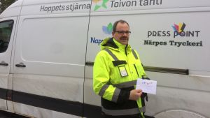 Tom Langärds fraktade kramdjuren till barn som annars skulle bli utan julklappar. Tom Langärds framför paketbilen som för kramdjur till Lettland och Litauen från Ingå.