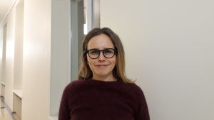 – Beslutet att erbjuda en tvåspråkig examen har kommit från ämnesprogrammen själva. Det finns gemensamma regler hur de tvåspråkiga examina ska se ut och det är fritt fram för alla ämnen att ta in modellen om det passar dem, säger Charlotte Granberg-Haakana. Charlotte Granberg-Haakana i Helsingfors universitets huvudbyggnad