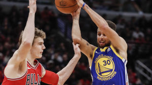 Markkanen har blivit bättre i försvaret. Lauri Markkanen i farten mot Stephen Currys Golden State.