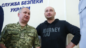 Arkadij Batjenko (till höger) tillsammans med ukrainska säkerhetstjänstens chef Vasilij Gritsak.