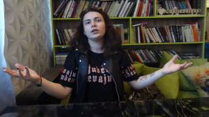 Alina Petrovitj vill påverka och minska våldet i hemmet. Alina Petrovitj vill påverka och minska våldet i hemmen. Hon slår ut med armarna och ser upprörd ut.