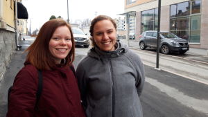 De flesta som Yle Österbotten träffar i centrum av Jakobstad väljer sjukhuset i Karleby eftersom det är nära. Daniela Ilk har fött barn på sjukhuset i Karleby och skulle göra det igen. Bredvid henne Pernilla Howard som säger att hon nog skulle välja Vasa. Daniela Ilk och Pernilla Howard