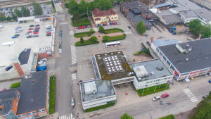 Hur många matbutiker kommer Karis centrum ha i framtiden? Helikopterbild av Focus huset i Karis