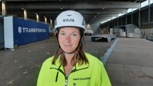 Marika Pulliainen betonar att bolagets värderingar är viktiga för att nå framgång. Hamnarbetare i godsterminal