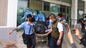 Genast efter dödsfallet fördes Mya Thwe Thwe Khaings lik bort från sjukhuset. En bår med en liksäck förs bort från ett sjukhus i Myanmar.