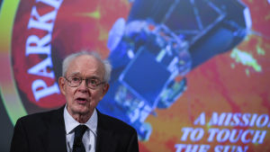 Sonden är döpt efter vetenskapsmannen Eugene Parker som förutsåg existensen av solvindar. Den amerikanska astronomiforskaren Eugene Parker förutsåg solvindarna.