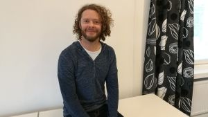 Nicklas Kurkio, sakkunnig inom barn - och familjearbete vid Barnavårdsföreningen medelålders man som sitter på ett bord och tittar in i kameran