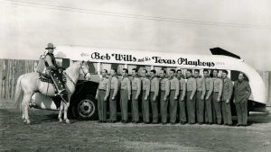 Bob Wills ratsailla keikkabussin ja orkesterin vieressä, 1941. Arkistokuva dokumenttisarjasta Countrymusiikki.