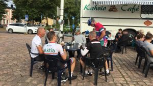 Kaffe på Lovisa torg hör till traditionerna för deltagarna i Tour de Östnyland. Bild från 2019. Män dricker kaffe.