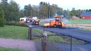 Så här såg det ut längs Täktervägen vecka 37. Ny asfalt på Täktervägen, med asfaltmaskiner på vägen.