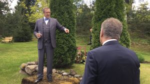 Om varken parlamentet eller kommunernas representanter kan komma överens fortsätter president Toomas Hendrik Ilves på obestämd tid. Toomas Hendrik Ilves poserar i en park.
