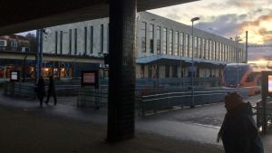 Tallinns järnvägsstation Balti jaam har nämnts som en möjlig plats för var tunneln till Helsingfors kunde ha sin station i Tallinn. Skymning på Balti jaam, Tallinns järnvägsstation