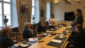 Vicerektor vid Åbo Akademi, Christina Nygren-Landgärds håller tal efter att avtalet skrivits under och samarbetet officiellt börjat. representanter från både åbo akademi och åbo universitet sitter och firar att avtalet för socialt arbete blivit skrivet. christina nygren-landgärds håller tal.