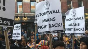 Slå tillbaka är budskapet i NewYork när man minns Stonewall. "Stonewall står för att slå tillbaka" är budskapet på ett demonstrationsplakat i New York,