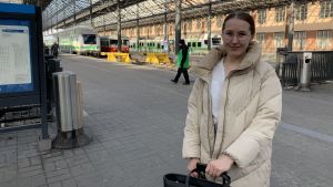 Siiri Koivisto har packat väskorna för att åka hem till sina föräldrar i Seinäjoki. Siiri Koivisto står på perrongen på Helsingfors järnvägsstation. Hon har på sig en ljus, lång rock, och under det en vit skjorta. Hon tittar in i kameran och ler. Bakom henne skymtar ett tåg.