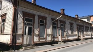Så här ser Drottninggatan 12 i Lovisa ut i dagens läge. Ett gammalt beige hus på Drottninggatan i Lovisa.