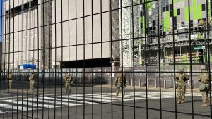Myndigheterna har varnat för att högerextrema grupper kan ställa till med våldsamheter under installationen Soldater vaktar gatorna i Washington D.C.