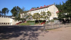 Lärarna i Katarinaskolan har många planer på vad branten utanför skolan skulle kunna användas till. Katarinaskolan i Karis.