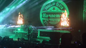 R.I.P. Jeff Hanneman. Slayer live 8.12.2018 med Jeff Hanneman-tributlogo på väggen.