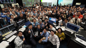 Glada miner i kontrollrummet i Sagamihara, Japan, efter att sonden lyckats landa. Ingenjörer från ISAS firar att rymdsonden Hyabusa2 landat på Ryugu.
