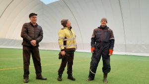 Leif Käldman, Guy Käcko och Stefan Olli inne i den tjugo meter höga bollhallen så snart tas i bruk. Tre män i bollhall med konstgräs.