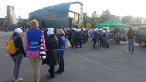 Ett par hundra demonstranter hade hunnit samlas redan innan kl 17. Demonstranter samlas på medborgartorget för att protestera mot regeringens planer för äldreomsorgen.