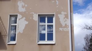 Fasaden ska renoveras på F-huset. Ekåsens huvudbyggnad från baksidan där rappningen lossnar.
