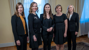 Egentligen fick hela den finländska regeringens maktkvintett sig en känga. Pääministeri Sanna Marinin hallituksen johtoviisikko ryhmäkuvassa, (vas) Li Andersson, Katri Kulmuni, Sanna Marin, Anna-Maja Henriksson ja Maria Ohisalo, Valtioneuvoston linna, 19.12.2019.